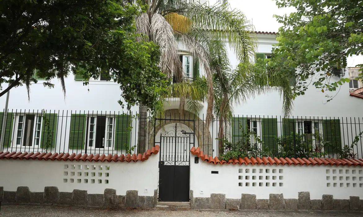 Casa usada em filmagens de Ainda Estou Aqui volta ao mercado por R$ 18 milhões