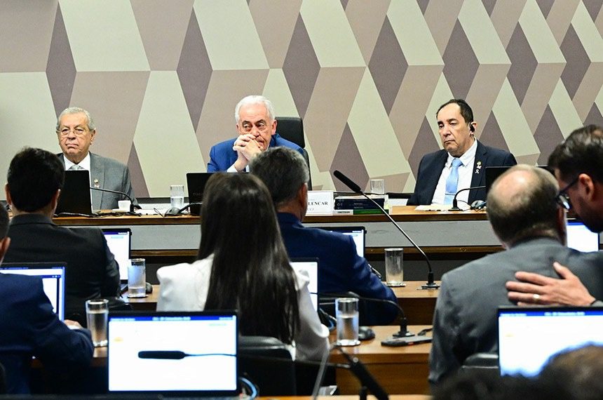 Senadores reunidos na Comissão de Constituição e Justiça do Senado durante sessão que rejeitou por unanimidade a PEC da Blindagem