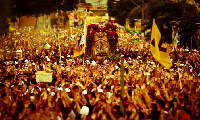 Círio de Nazaré com imagem de Nossa Senhora de Nazaré durante celebração religiosa.