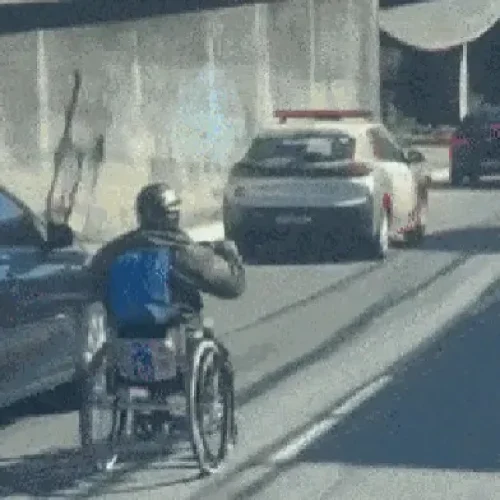 Cadeirante é flagrado circulando no meio do trânsito em via movimentada de Niterói (RJ)