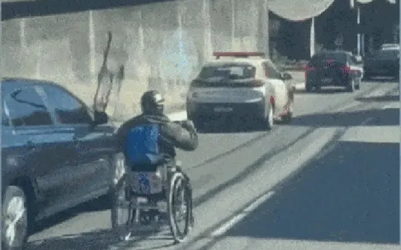 Cadeirante é flagrado circulando no meio do trânsito em via movimentada de Niterói (RJ)