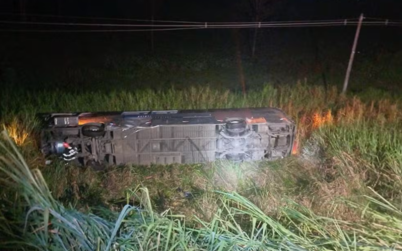 Ônibus cai em ribanceira na Dutra e deixa feridos em Pindamonhangaba — Foto: Divulgação/PRF