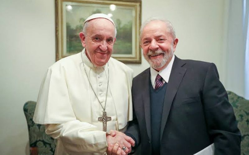 “A humanidade perde uma voz de acolhimento”: Lula decreta luto de 7 dias pela morte do Papa Francisco