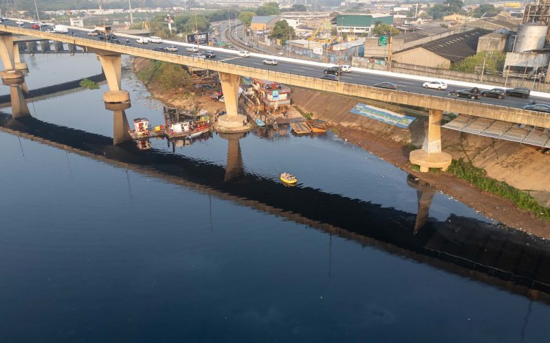 Em celebração ao Dia do Tietê (22 de setembro), foi realizada uma remada simbólica no Rio Tietê pela SOS Mata Atlântica em parceria com a Secretaria do Meio Ambiente, Infraestrutura e Logística (SEMIL) e o Departamento de Águas e Energia Elétrica (DAEE). Foram comentados os novos dados do estudo Observando o Tietê, que inclui análises recentes sobre a qualidade da água ao longo da bacia hidrográfica do Rio Tietê. Foto: CARLOS BERTOZO/SOSMA