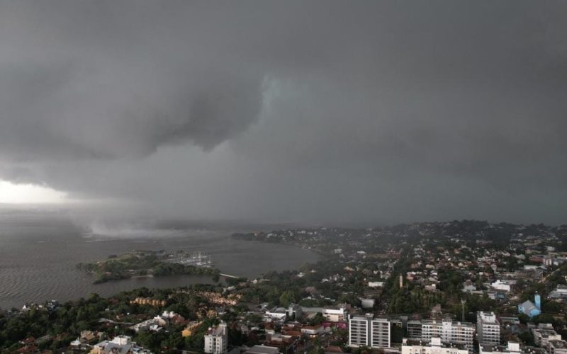 Temporal na Capital Gaúcha causa transtornos e faz cidade “virar noite”