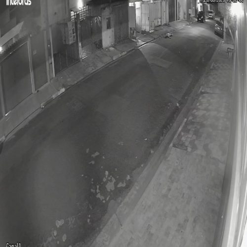 Mulher é baleada durante assalto na grande SP: Câmeras de Segurança flagram o crime