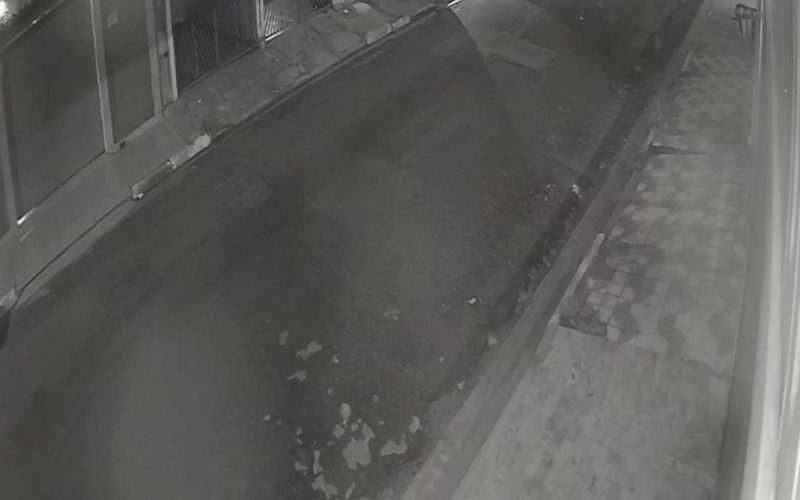 Mulher é baleada durante assalto na grande SP: Câmeras de Segurança flagram o crime