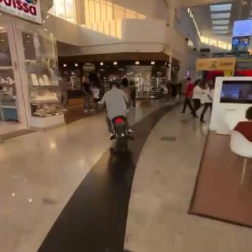 Motoqueiros Invadem Shopping e fazem manobras arriscadas em Taboão da Serra, região metropolitana de SP