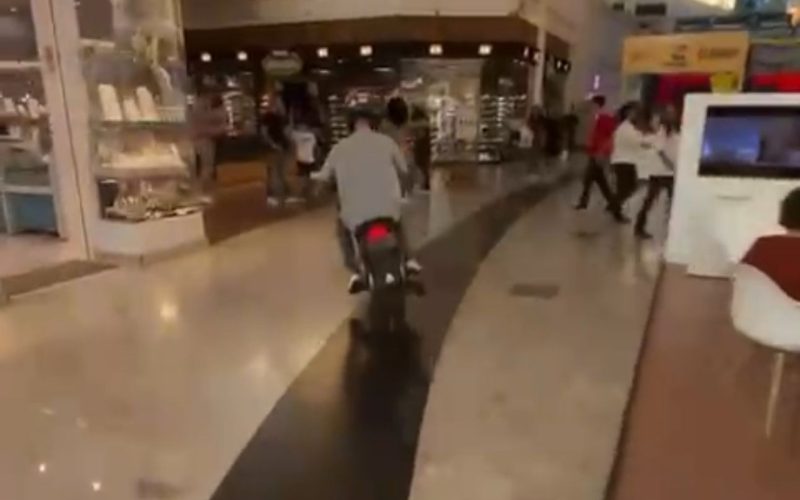 Motoqueiros Invadem Shopping e fazem manobras arriscadas em Taboão da Serra, região metropolitana de SP