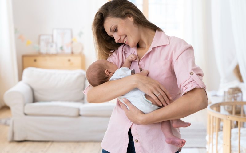 Dia Mundial da Saúde 2025: OMS alerta para importância dos cuidados com mães e bebês