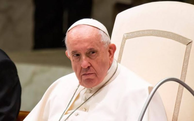 Papa Francisco faz aparição pública surpresa após internação complicada por pneumonia