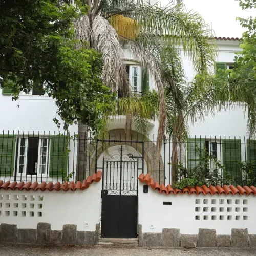 Casa usada em filmagens de Ainda Estou Aqui volta ao mercado por R$ 18 milhões