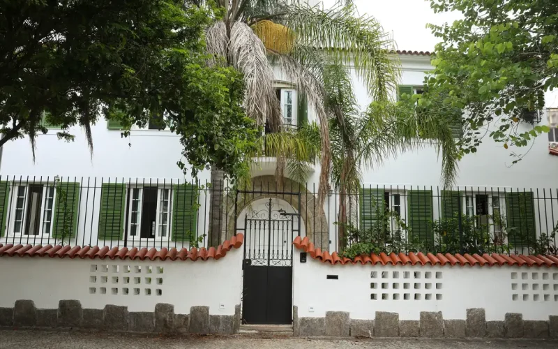 Casa usada em filmagens de Ainda Estou Aqui volta ao mercado por R$ 18 milhões